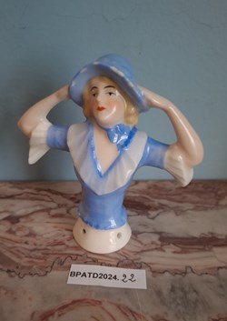 BPATD2024.22 Demi-figurine avec jeune fille au chapeau bleu