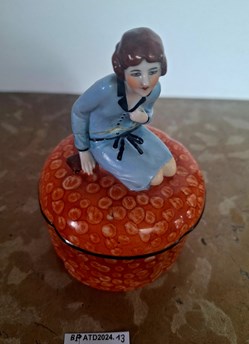 BPATD2024.13 Boite à poudre en porcelaine à la jeune fille en robe bleue