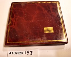 ATD2023.133 Poudrier rectangulaire écaille et dorure