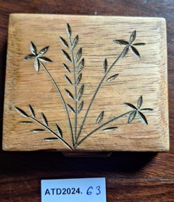 ATD2024.63 Poudrier fleuri rectangulaire en métal doré et bois