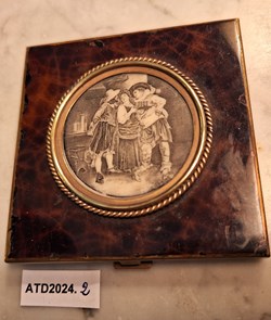 ATD2024.2 Poudrier aux deux mousquetaires