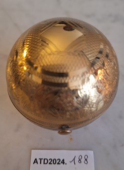 ATD2024.188 Poudrier Globe Pygmalion au décor de feuillages