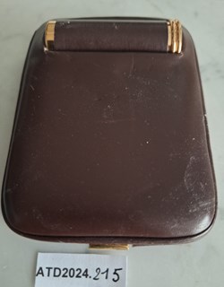 ATD2024.215 Poudrier duo rectangulaire en cuir marron