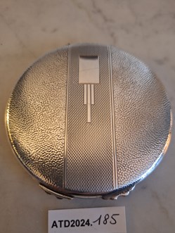 ATD2024.185 Poudrier rond argenté motif Gratte-ciel J. Gloster