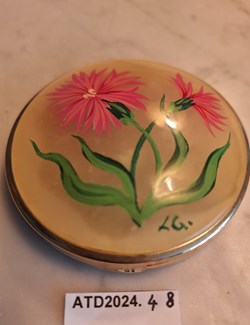 ATD2024.48 Poudrier rond doré aux oeillets peints