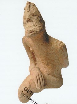 Personnage masculin agenouillé
