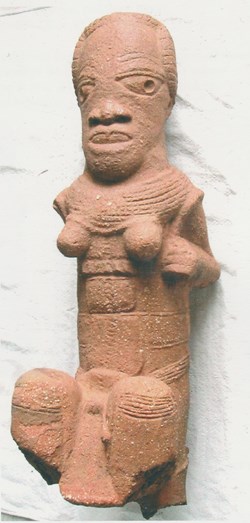 Personnage féminin assis culture NOK