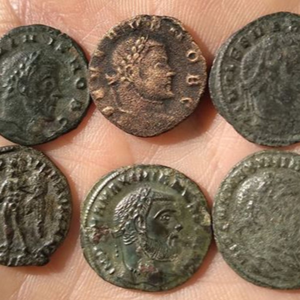 Questions soulevées par une série de petits bronzes de Siscia sous la Tétrarchie questions soulevees par une serie de petits bronzes de siscia sous la tetrarchie