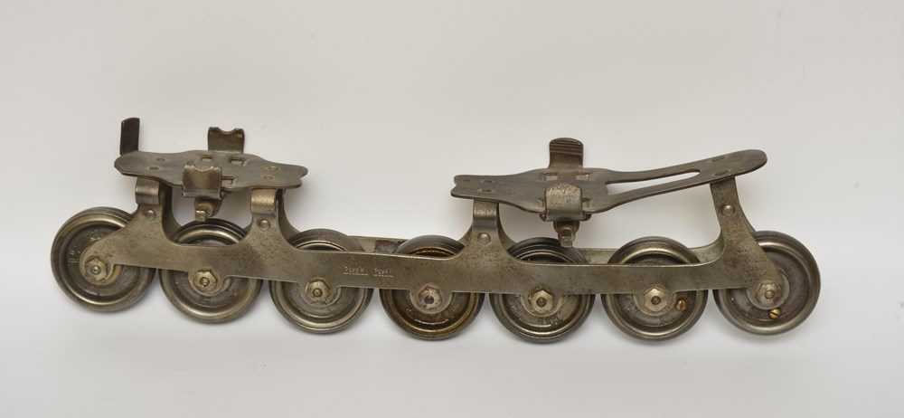 PATINS A ROULETTES ANCIENS PATINS A ROULETTES ANCIENS