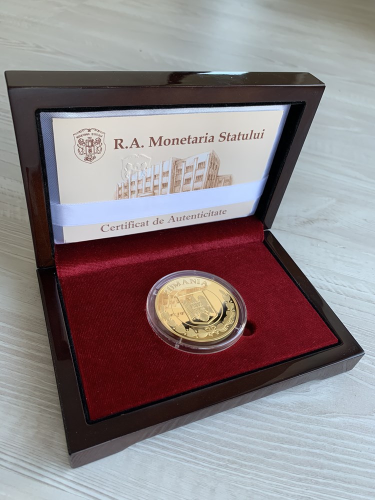 Official gifts / Cadeaux officiels 🇬🇧 Gifts received during official visits with governments & organisations. 🇫🇷 Cadeaux reçus lors de visites officielles avec gouvernements & organisations différentes.
