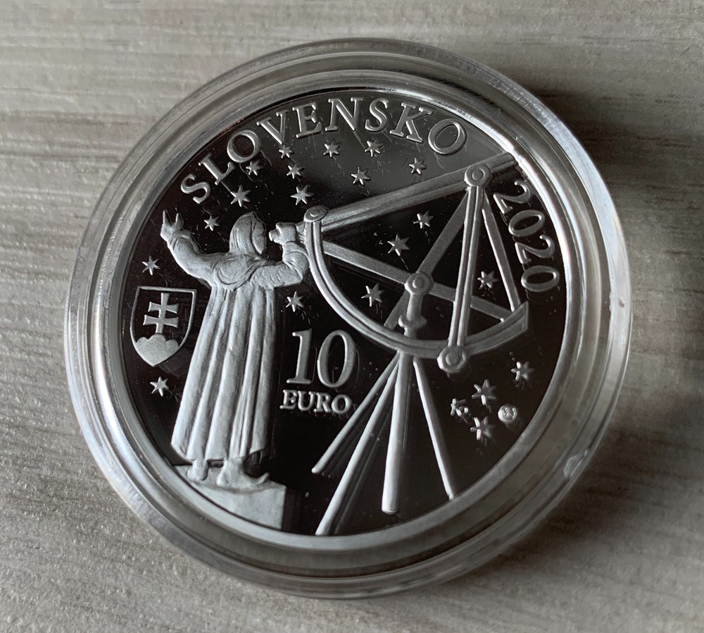World Silver Coins Behold my hopefully soon to be growing silver coin collection ! I'll do my best to share as many details about the coins as possible. 🤓 Voici ma collection...