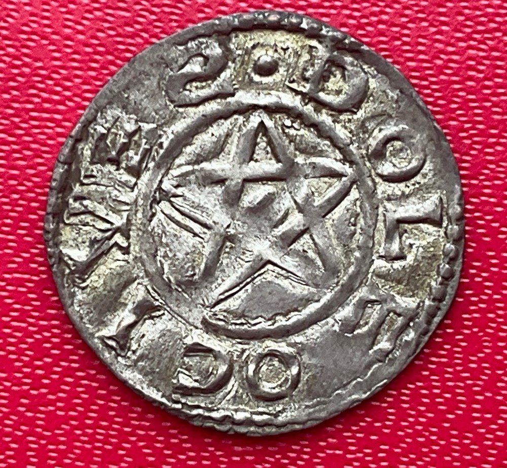  L&rsquo;objectif de cette collection est notamment de pr&eacute;senter ensemble les monnaies au type Chinonais, ou bleso-Chartrain, ainsi que celles du centre de la France. 