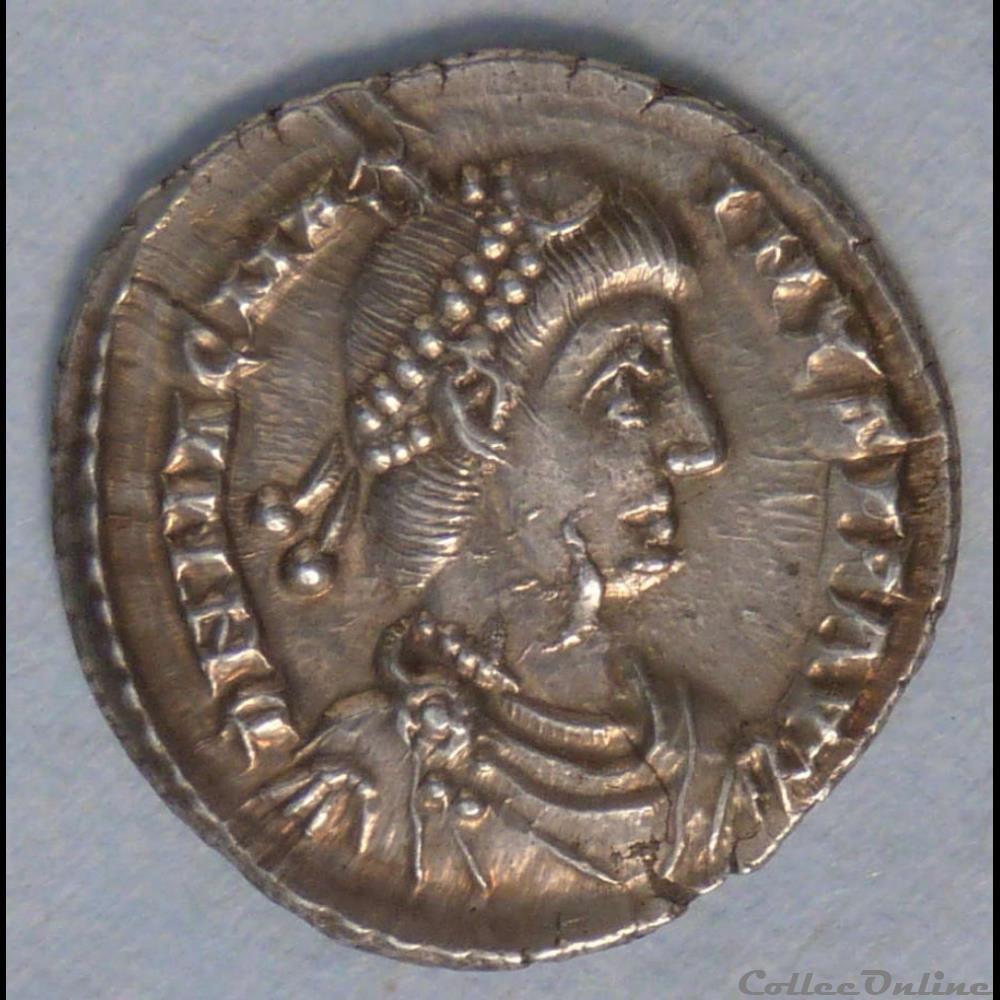 Monnaies de Magnus Maximus Maxime serait né en Espagne vers 335. À partir de 369, on sait qu'il a servi sous les ordres de Théodose. Vers 380, il est nommé comes Britania e....