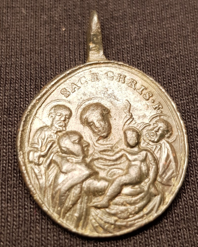  M&eacute;dailles anciennes XVII ou VIII e si&egrave;cle ( A estimer) en Bronze. Trouver au milieu de champs agricoles (ancien Vignoble de Ch&acirc;teau Grillet) aux portes du Roussillon. M&eacute;daille pouvant...