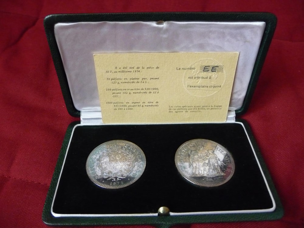 Coffrets monétaires Coffrets de présentation de la Monnaie de Paris contenant des monnaies rares (essais)