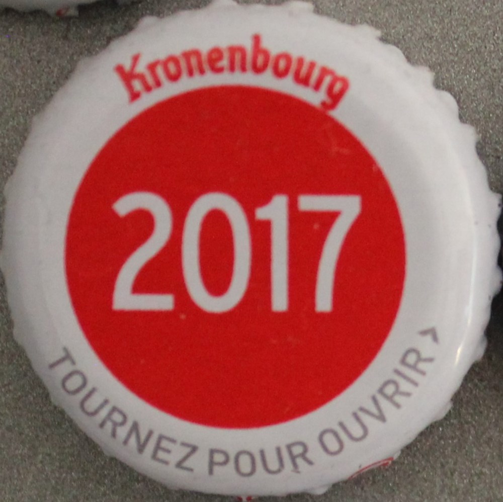 KRONENBOURG 70 ANS 2 séries de 71 capsules des années KRONENBOURG de 1947 à 2017. -Série caractères gris argenté sur fond rouge -Série caractères blanc sur fond rouge 