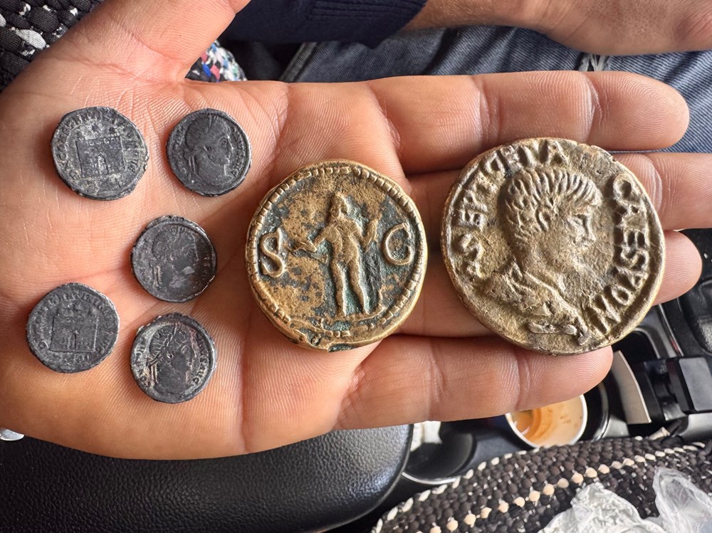 Géta Cette pièce semble représenter le jeune Géta, fils de Septime Sévère, lorsqu’il était encore César. Avers : inscription « P SEPT GETA CAES PONT », buste drapé, tête nue, à...