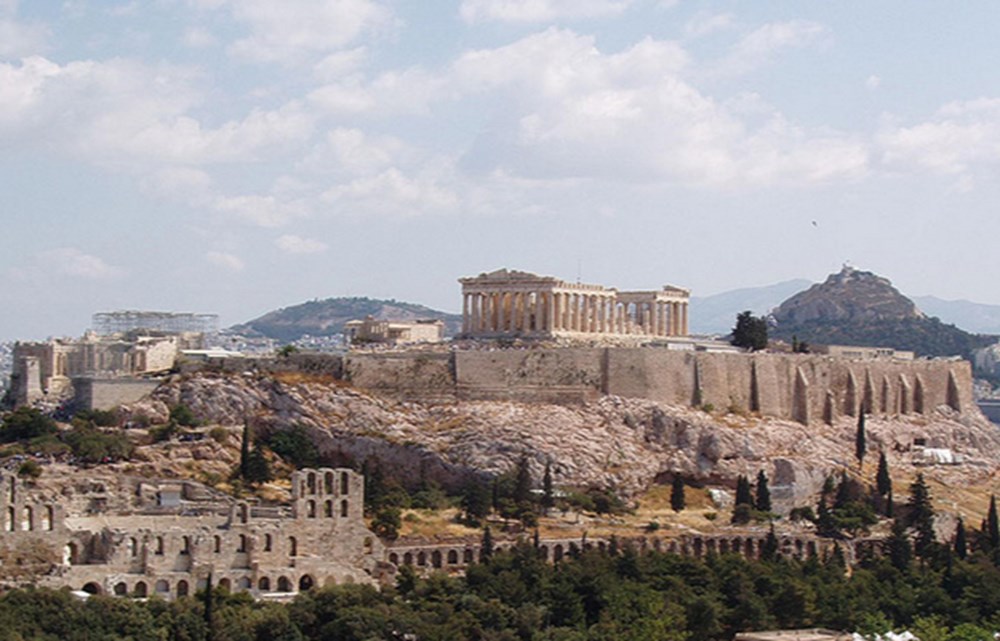 Attique / Athènes Athènes a été habitée sans interruption pendant au moins 3 000 ans. Au Ier millénaire av. J.-C. , elle est devenue une des principales villes de la Grèce antique et ses...
