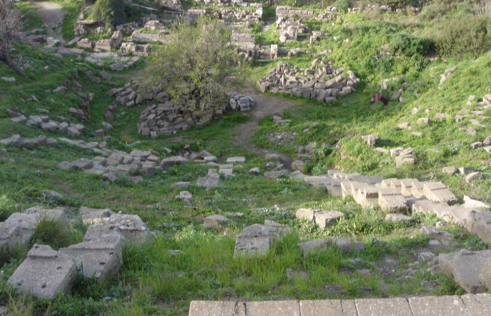  &Eacute;rythr&eacute;es ( &Eacute;rythr&eacute;e ou Erythrae , en grec &nbsp;: Ἐ&rho;&upsilon;&theta;&rho;&alpha;ί ) est une ville d' Ionie situ&eacute;e &agrave; 22&nbsp; km au nord-est du port de Cyssos - actuel &Ccedil;eşme...