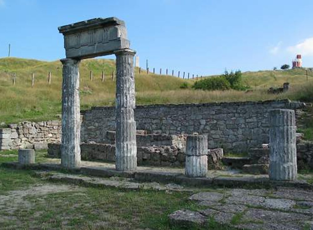  E n grec ancien , le terme Cherson&egrave;se, en &Chi;&epsilon;&rho;&sigma;ό&nu;&eta;&sigma;&omicron;&sigmaf; ( Kherson&ecirc;sos , de &chi;έ&rho;&sigma;&omicron;&sigmaf; ( khersos , &laquo;&nbsp;le continent&nbsp;&raquo;) et &nu;ῆ&sigma;&omicron;&sigmaf; ( n&ecirc;sos , l'&icirc;le) voulait dire &laquo;&nbsp;p&eacute;ninsule&nbsp;&raquo;,...