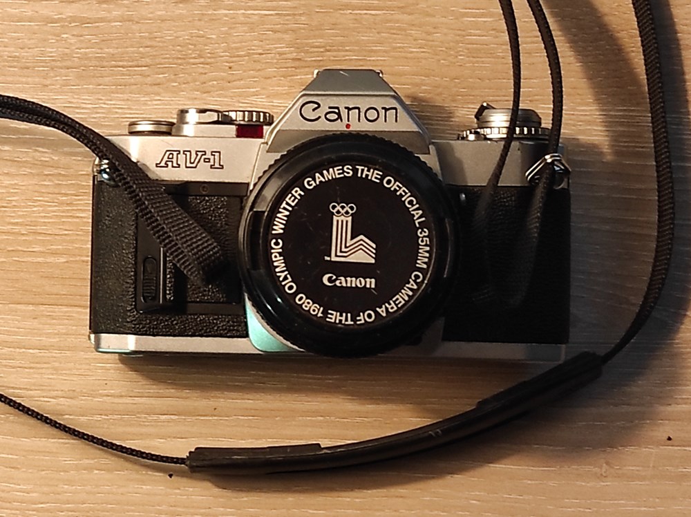 CAMERA OF THE 1980 OLYMPIC WINTER GAMES THE OFFICIAL 35MM Type reflex Format de pellicule 135 Format d'image 24 × 36 mm Monture porte-objectifs Canon FD Obturateur plan focal à rideaux en toile Temps de pose 2 s —...