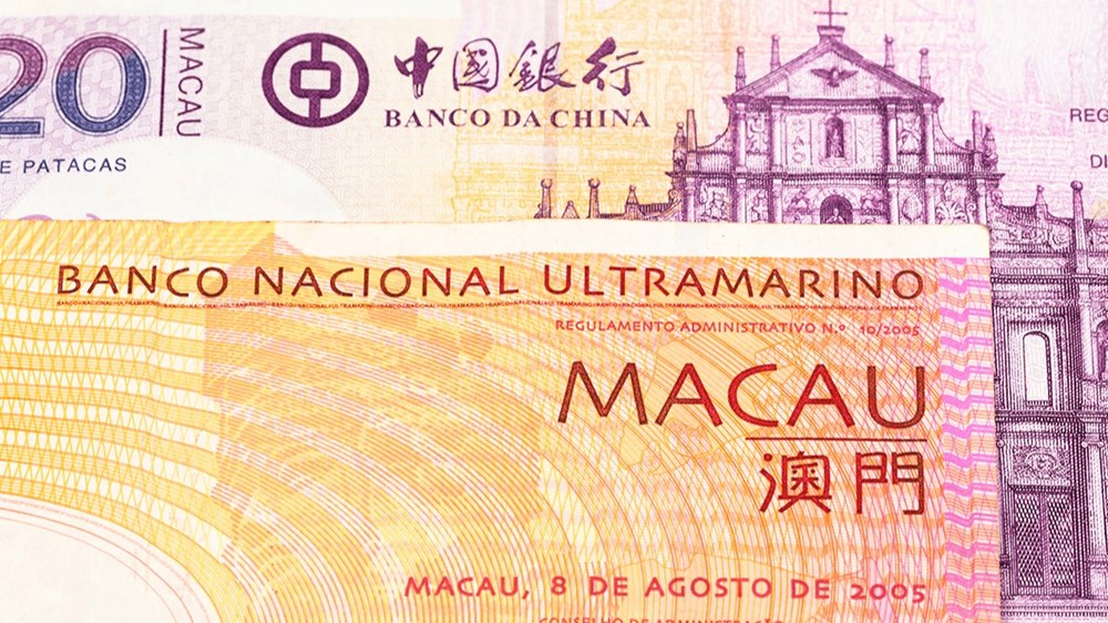 Macau Banknotes In a similar arrangement to the issue of banknotes in Hong Kong, Macau's banknotes are not issued by a central bank or monetary authority but by two commercial banks, the Banco Nacional...