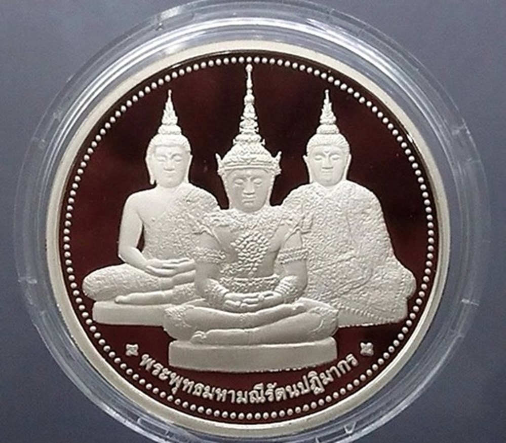 Thailand Emerald Buddha Amulet / Phra Kaew Morakot Paramarachathiracha that is in Pali has the same meaning as "Boromrachathirat" in Thai which the King of Ayutthaya. Use this name for 4 people, namely King Rama 1-4. Therefore,...