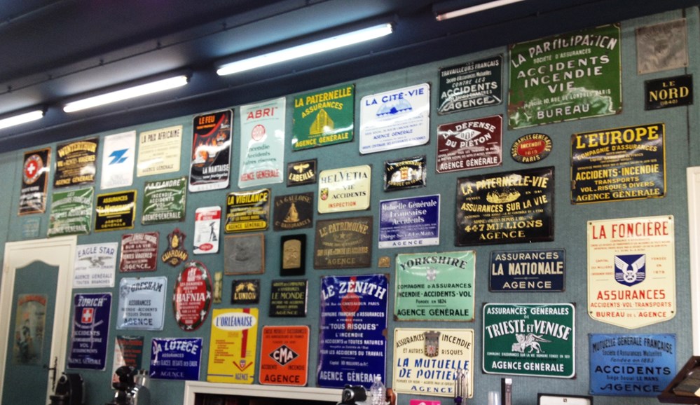  Plus d'une centaine de plaques &eacute;maill&eacute;es et de nombreux objets tout est &agrave; vendre pour cause de d&eacute;m&eacute;nagement imminent .... 