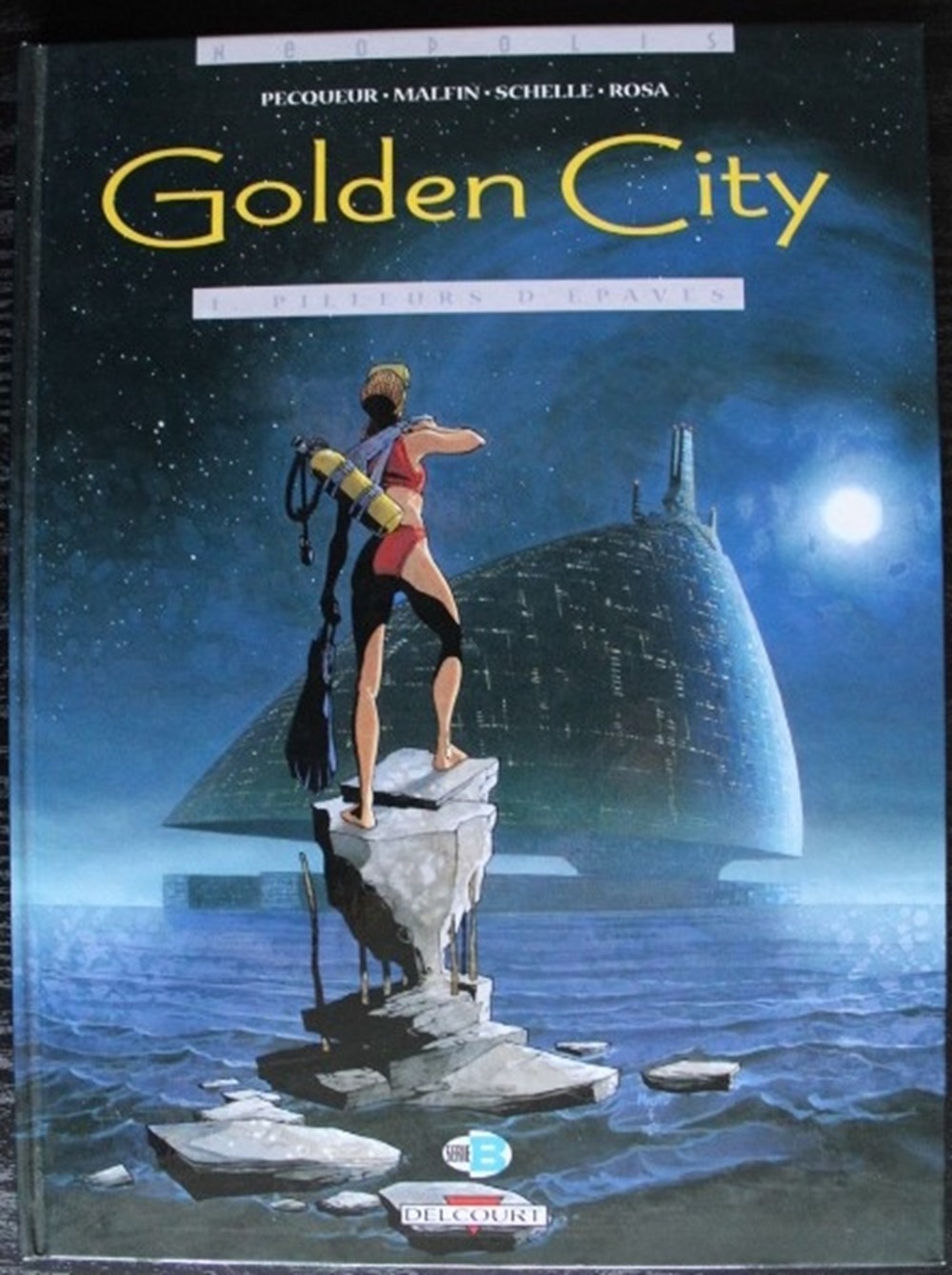  Golden City est une s&eacute;rie de Bande Dessin&eacute;e fran&ccedil;aise de science-fiction &eacute;crite par Daniel Pecqueur et dessin&eacute;e par Nicolas Malfin. Elle est publi&eacute;e depuis 1999 par Delcourt. Sur le...