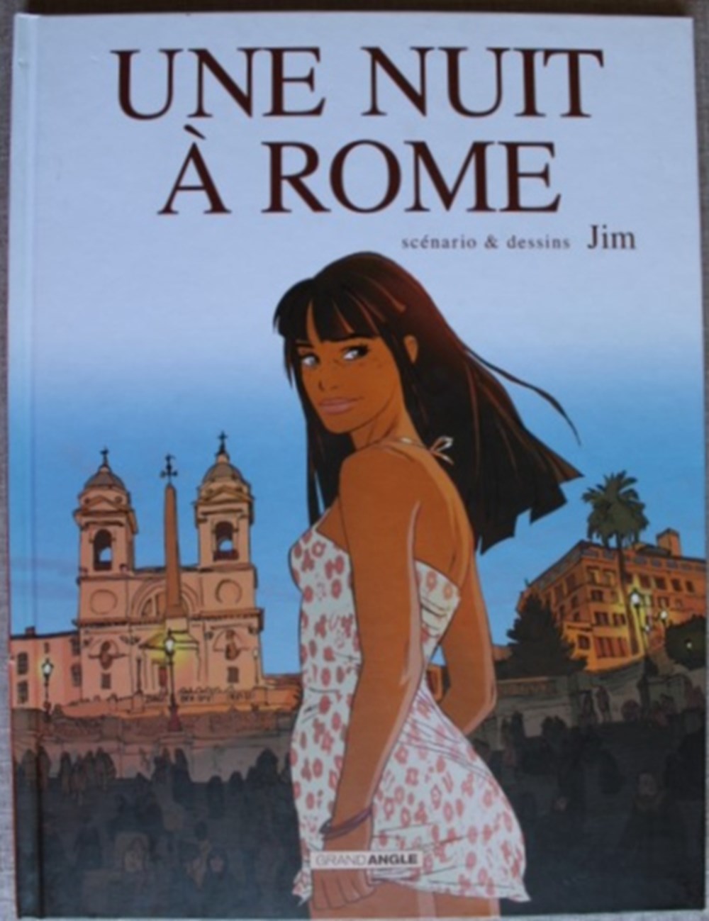 BD - Nuit à Rome (Une) Série de Bande Dessinée créé en 2012 par Jim. Raphaël et Sophia vivent ensemble. Quelques jours avant son anniversaire, Raphaël reçoit un vieille VHS par la poste. Il...
