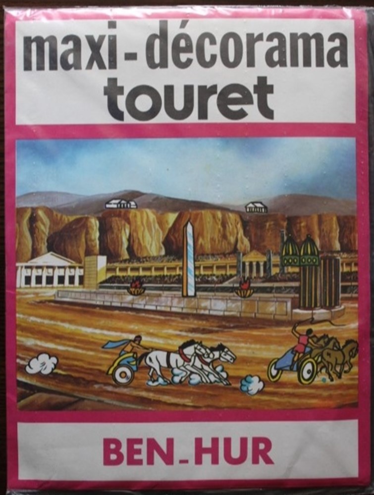 Collection de d&eacute;calcomanies &agrave; sec qui a connu un vif succ&egrave;s du milieu des ann&eacute;es 70 et 80. Elle se caract&eacute;rise par une planche de d&eacute;cors en couleur constitu&eacute;s...