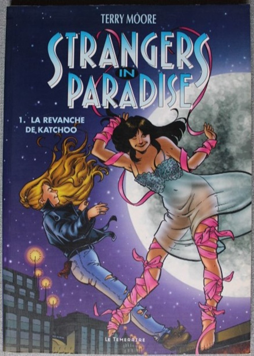 BD - Strangers in paradise Strangers in paradise est une série de comic US créée en 1999 par Terry Moore. Plusieurs des BD de cette collection sont en vente sur https://www.delcampe.net/fr/collections/boutique/5araguaran5 