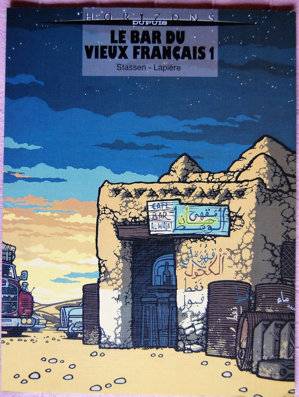 BD - Bar du vieux français (Le) Une émouvante histoire d'amour entre 2 adolescents Célestin et Leila. Le premier fuit son village natal au cœur de l'Afrique, pour remonter vers une Europe qu'il imagine teintée de...