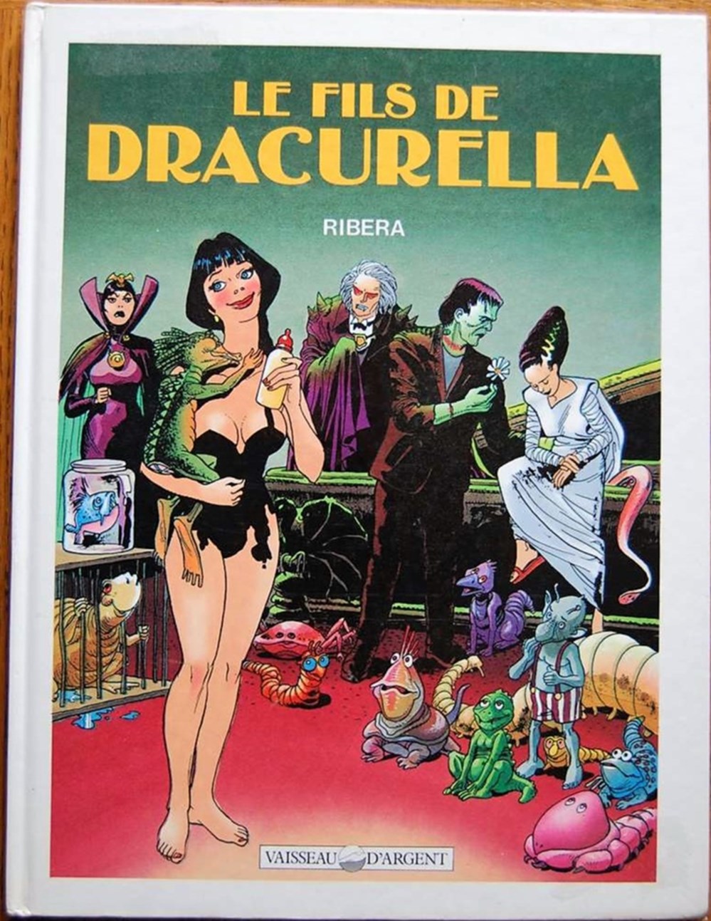 BD - Dracurella Dracurella est une série de Bande Dessinée humoristique et parodique de Draculla, créée en 1976 par Julio Ribera. Des BD de cette collection sont en vente.