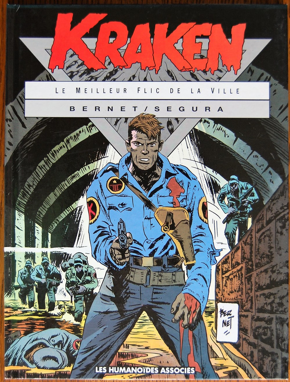 BD - Kraken Scénarisée par Antonio Segura et dessinée par Jordi Bernet cette bande relate, dans une métropole du futur, la lutte de brigades spéciales contre les monstres nés et vivant dans...