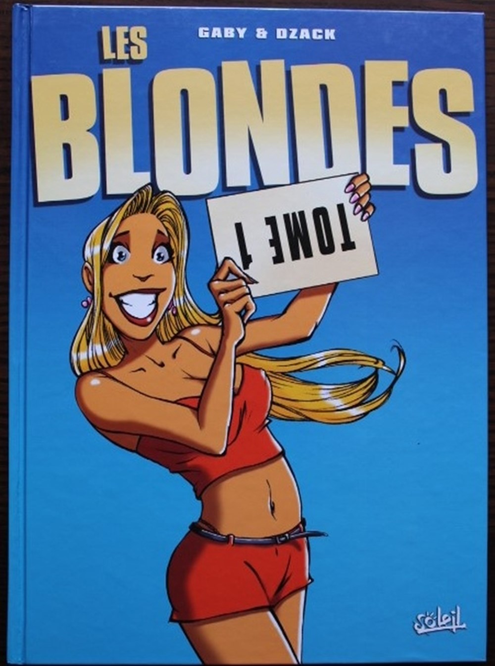 Les Blondes est une s&eacute;rie de Bande Dessin&eacute;es humoristique, retranscrivant la majorit&eacute; des blagues connues sur les femmes blondes, souvent relatives &agrave; leur pr&eacute;tendue stupidit&eacute;. Plusieurs des BD de...