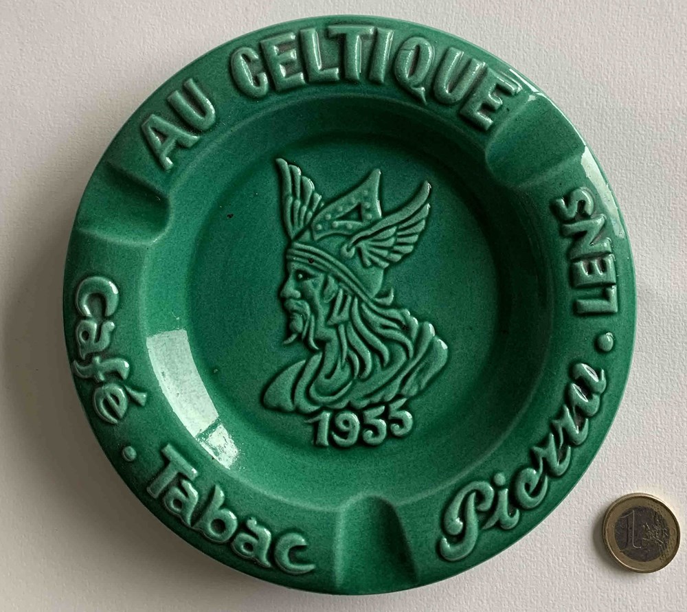 Cendriers Cette collection de cendriers a été commencée par mon Grand père Albert Pierru dans les années 50. Avec ma Grand mère ils furent cafetiers à Lens, Lille et Boulogne-sur-Mer....