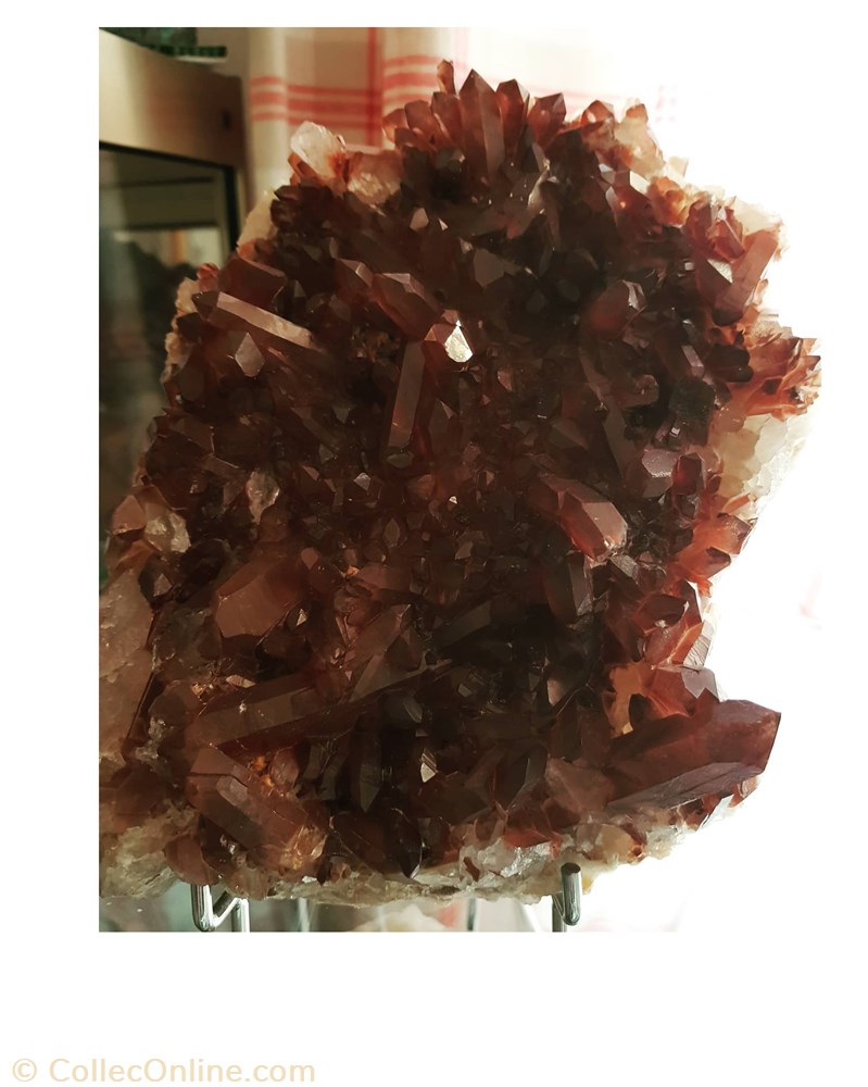 Minéraux du Maroc et autre Superbe grande plaque de Quartz Hématoide de Tinejdad Très belle couleur avec des cristaux bien défini. Sa taille est de 20cm de hauteur sur 16cm de largeur. Sont poids...
