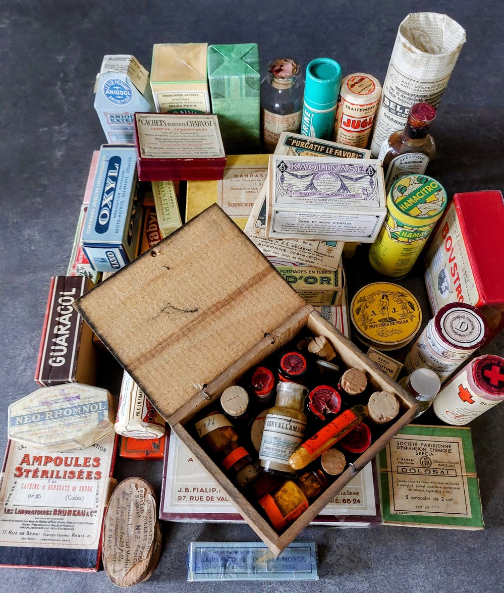  Provenance d'un grand collectionneur.. ..&nbsp; 475 objets enregistr&eacute;s dont une forte proposition de m&eacute;dicaments, de&nbsp; sp&eacute;cialit&eacute;s ou de conditionnements pharmaceutiques du XX &Egrave;ME SI&Egrave;CLE.. R&eacute;ception en 2002&nbsp; &nbsp; ...