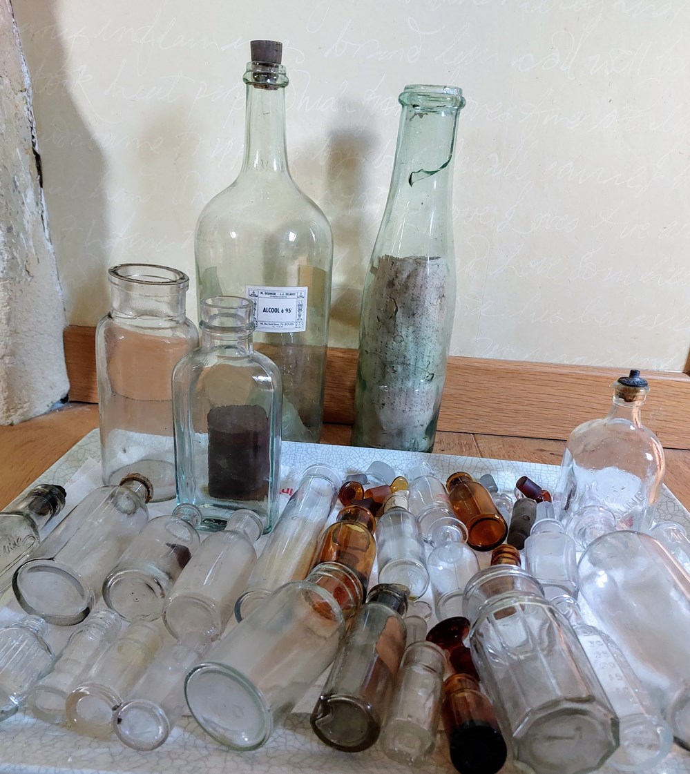 VERRERIES anonymes diverses Dans cette rubrique, nous avons regroupé des contenants ou des ustensiles en verre servant en laboratoires ou pour des soins... La notion de verre blanc est à traduire par...