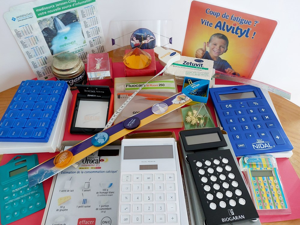  Les fournisseurs offraient des cadeaux publicitaires afin de fid&eacute;liser la relation avec les pharmacierns et leurs patients. Parmi les cadeaux on peut noter : presse-papiers, calculatrices, ramasse-monnaie, aimants, m&egrave;tres...