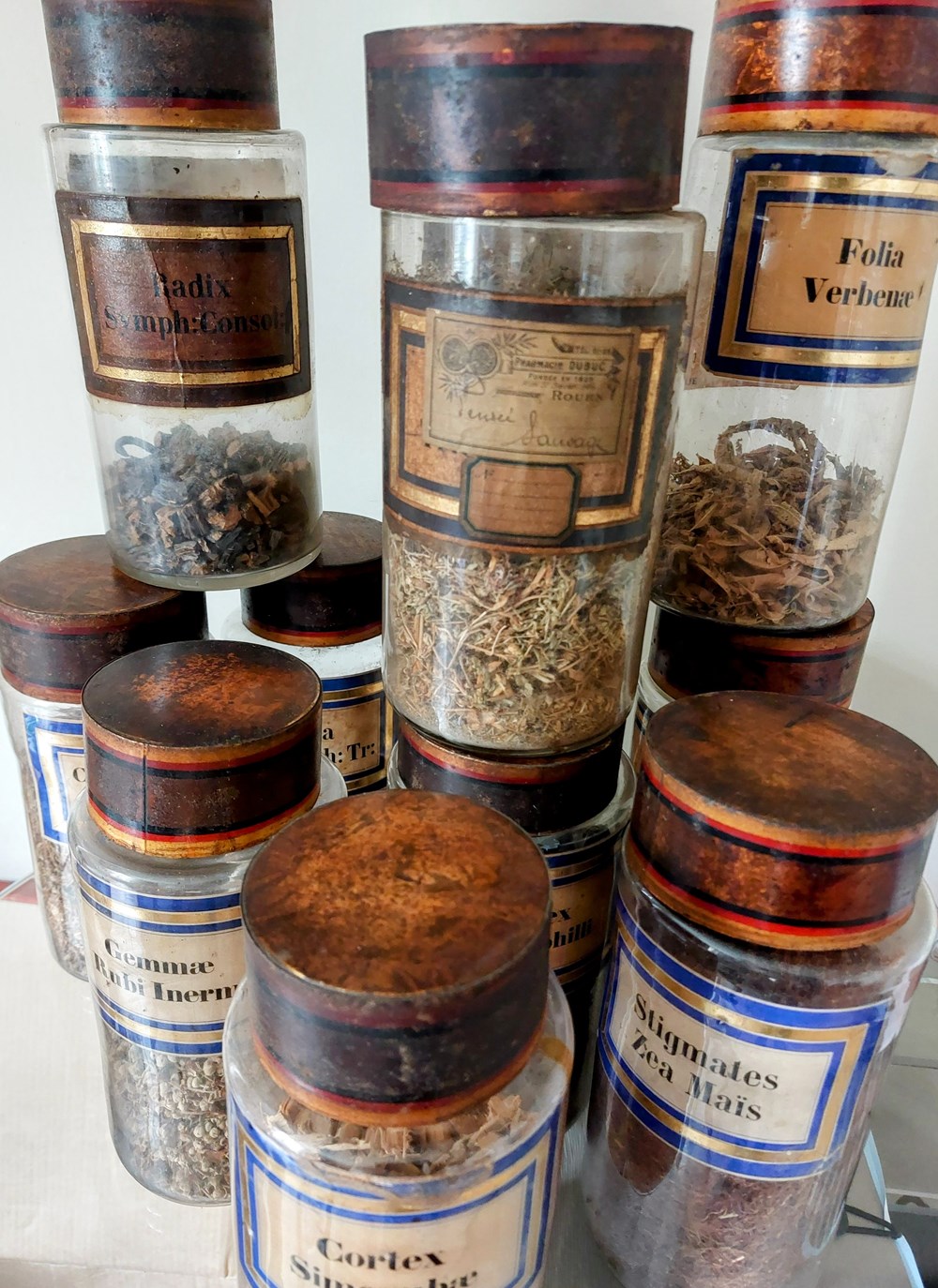 Pots et Flacons de Produits de laboratoire + Herboristerie Il s'agit de pots et flacons anciens AVEC ÉTIQUETAGE provenant de diverses pharmacies françaises. S.P.P. dispose de FLACONS d'HERBORISTERIE de différentres provenances. Parmi les Dons RAVASSE et KERVELLA ....une...