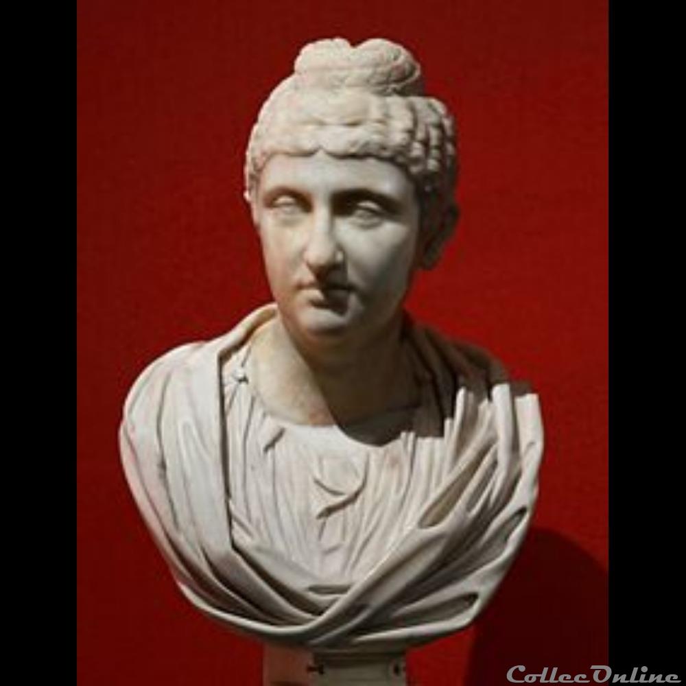 Faustine mère. Origines et enfance Issue d'une famille romaine d'origine espagnole, elle est la fille du consul Marcus Annius Verus . Sa mère est Rupilia Faustina , vraisemblablement une petite-nièce...