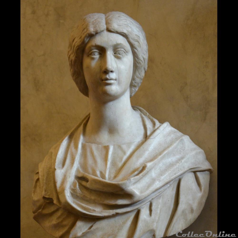 Crispine. Bruttia Crispina (en français Crispine ) était la fille de Lucius Fulvius Bruttius Praesens . Elle épousa le futur empereur Commode en 177 . Elle fut répudiée et bannie...