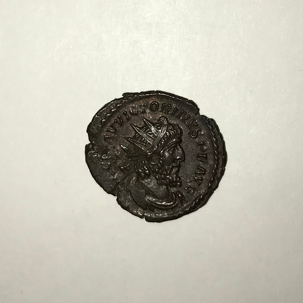 Monnaies romaines - Victorin VICTORIN (10-11/269-09/271) Marcus Piavvonius Victorinus Victorin a fait toute sa carrière sous le règne de Postume dont il a été l'un des principaux collaborateurs civils. Il a succédé à...
