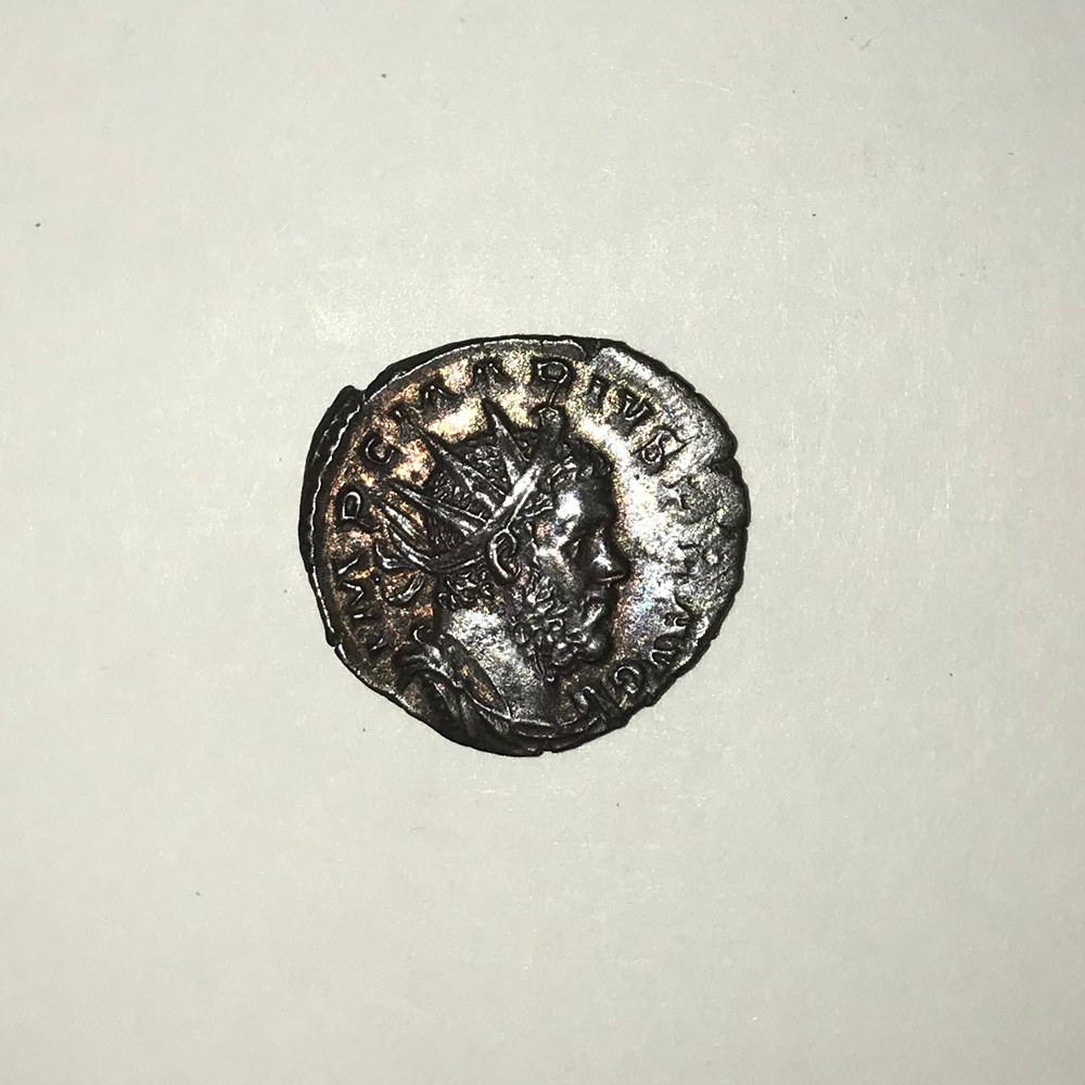Monnaies Romaines - Marius MARIUS (06-10 ou 11/269) Marcus Aurelius Marius Il semble que Marius entra en rébellion contre Postume à la fin du règne de celui-ci. Lélien et Postume ayant été assassinés,...