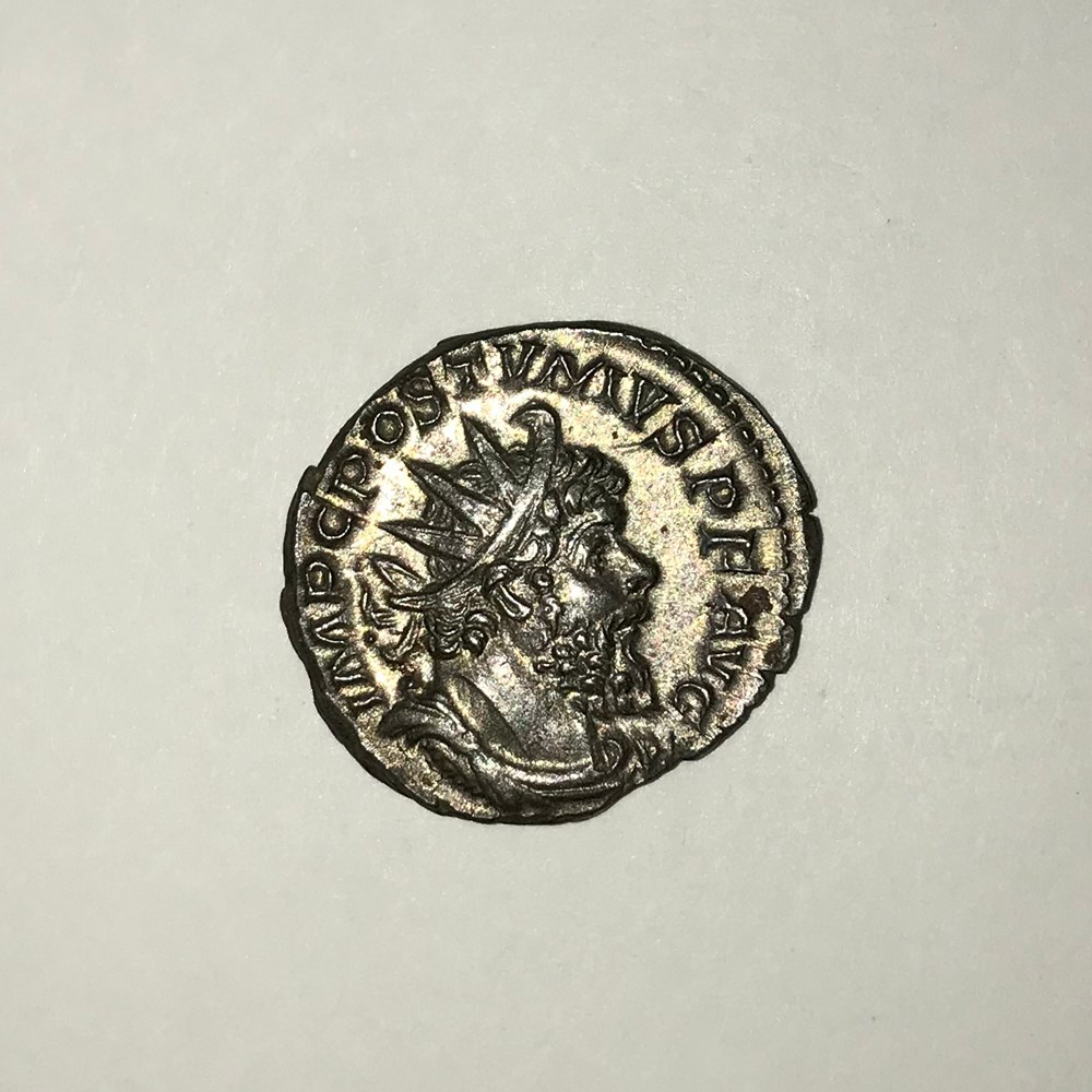  POSTUME (06-07/260-06/269) Marcus Cassianius Latinius Postumus Postume s'empare de la pourpre en &eacute;liminant Salonin, le fils de Gallien dont il avait la garde. Il r&egrave;gne sur la Gaule, la...