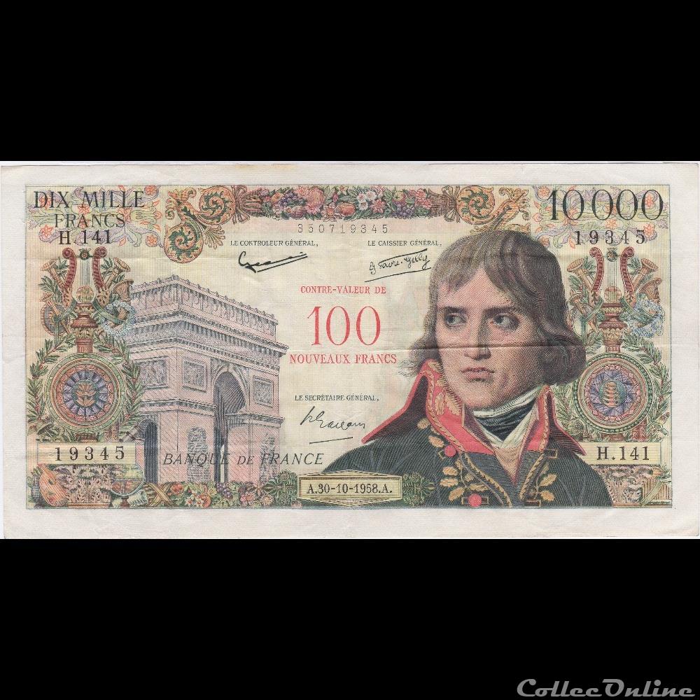 F51 (10000 FRANCS NAPOLÉON -BONAPARTE TYPE 1955) dessiné par Clément Serveau et gravé par André Marliat et Jules Piel. Au recto : à droite, Napoléon Bonaparte dans l'uniforme de général, avec en fond l'Arc de Triomphe....