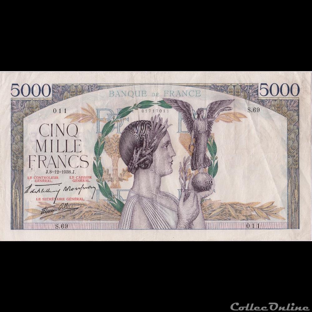 F46 (5000 FRANCS VICTOIRE Type 1934) Description La vignette fut conçue d'après l’œuvre du peintre Sébastien Laurent, la gravure étant exécutée par Jules Piel et Rita Dreyfus. Les tons dominants sont le jaune, le vert...