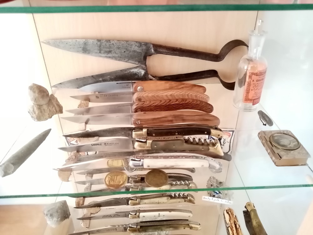  Passionn&eacute; de couteaux anciens r&eacute;gionaux et de couteaux d artisans depuis que j ai h&eacute;rit&eacute; du couteau de mon grand p&egrave;re, je recherche toujours les prochaines merveilles &nbsp; ...